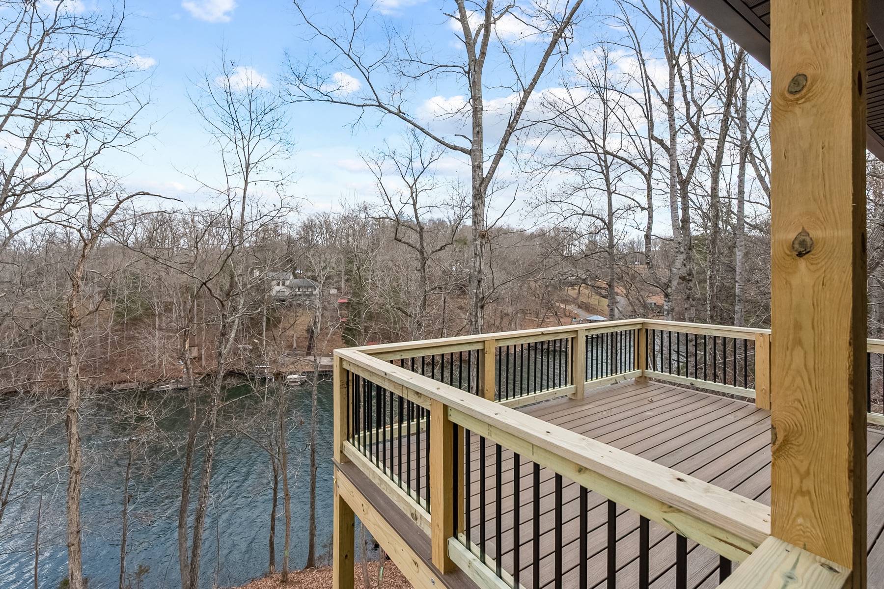 The Aspen - cantilevered deck over Claytor Lake with panoramic water views